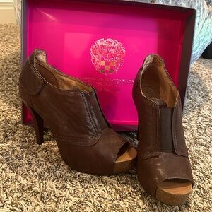 Vince camuto brown glossed platform ankle bootie 7